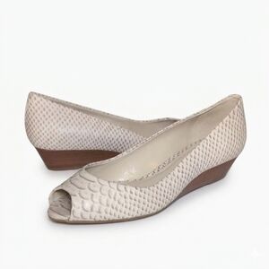 Talbots Snakeskin Embossed Leather Peep Toe Wedge Heels Size 6.5W Cream Brazil